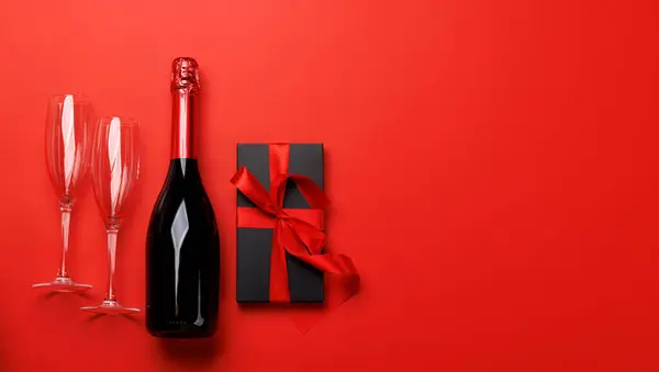 香槟和礼物 红色背景的带有文字空间的庆祝二重唱 情人节贺卡 — 图库照片