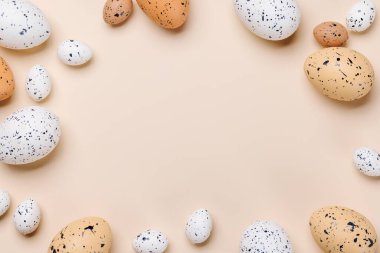 Paskalya lezzetleri, rengarenk bir düzende renkli yumurtalar. Kopyalama alanı olan düz