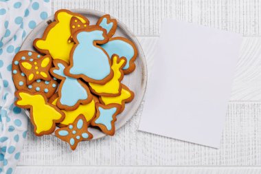 Paskalya tatlılığı: Şenlikli şekillerde tatlı zencefilli kurabiyeler. Kopya uzay kartı ile düz uzandı