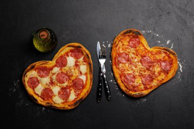 Kalp şeklinde pizzalar: Lezzetli aşk temalı yemekler. Düz yatıyordu