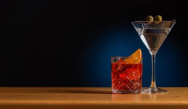 Kokteyl cazibesi: İçecekler fotokopi alanı olan bir bar masasında güzelce düzenlenmiştir