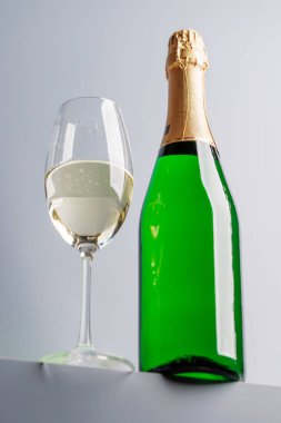 Şampanya zarafeti, cam ve şişe, gri arka planda. Kopyalama alanı ile