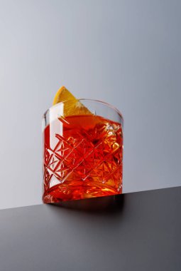 Kokteyl zevki: Kopya alanı olan gri bir arkaplana karşı klasik negroni