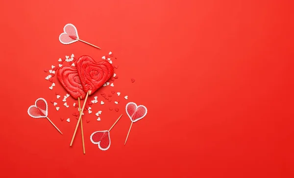 Herzlutscher Süße Leckereien Auf Rotem Hintergrund Mit Leerzeichen Flache Valentinstagskarte — Stockfoto