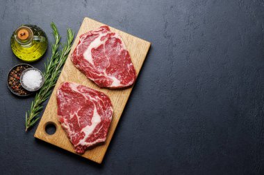 Lezzetli baharatlı çiğ pirzola. Kopyalama alanı olan düz