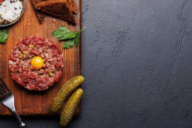 Turşulu salatalık turşulu ve kahverengi ekmekli tartare biftekli. Kopyalama alanı olan düz