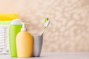 Temiz ve ferahlatıcı bir görüntü. Tuvalet tüpleri ve diş fırçaları, ağız temizliği ve sağlıklı bir yaşam tarzı.