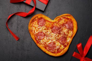 Kalp şeklinde pizza: lezzetli aşk temalı yemek. Düz yatıyordu