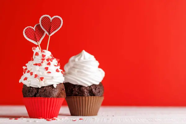 Ciasteczkowa Miłość Sercowe Smakołyki Tętniącym Życiem Czerwonym Tle Przestrzenią Kopiowania — Zdjęcie stockowe