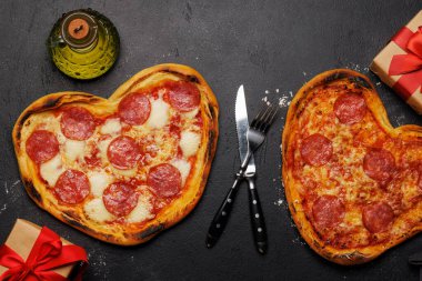 Kalp şeklinde pizzalar: Lezzetli aşk temalı yemekler. Düz yatıyordu