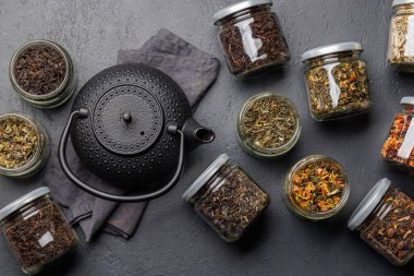 Çay saatleri, çeşitli kuru çay yaprakları. Düz yatıyordu