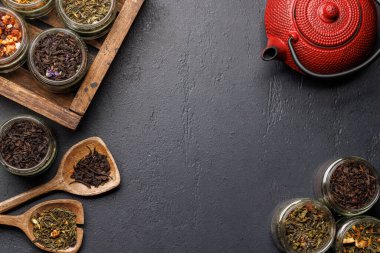 Çay saatleri: çeşitli kuru çay yaprakları ve çaydanlık. Kopyalama alanı olan düz