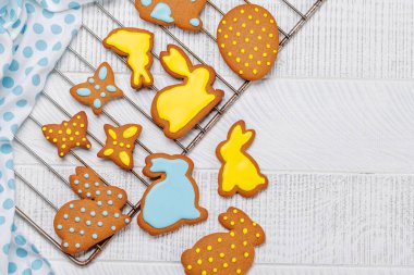 Paskalya tatlılığı: Şenlikli şekillerde tatlı zencefilli kurabiyeler. Kopyalama alanı olan düz