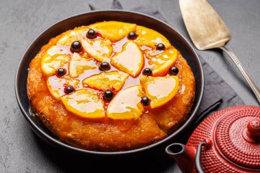 Portakal dilimleri ve meyveli tatlı pasta.