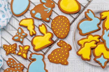 Paskalya tatlılığı: Şenlikli şekillerde tatlı zencefilli kurabiyeler. Düz yatıyordu