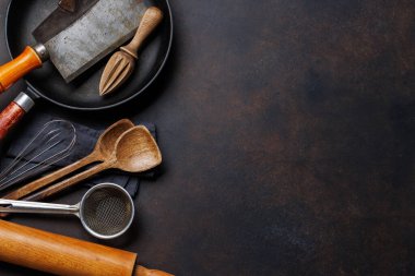 Mutfak malzemeleri: taş masadaki çeşitli mutfak aletleri. Kopyalama alanı olan düz