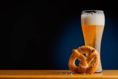 Bardaki bira, bira ve krakeri ahşap bir masada tazelemek. Kopyalama alanı ile