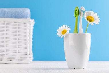 Diş fırçası ve tuvalet malzemelerini içeren temiz ve ferahlatıcı bir görüntü, ağız temizliğini teşvik eden ve parlak bir gülümseme