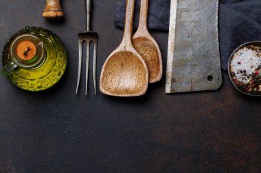 Mutfak malzemeleri, çeşitli mutfak aletleri ve taş masadaki baharatlar. Kopyalama alanı olan düz