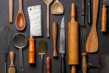 Mutfak malzemeleri: taş masadaki çeşitli mutfak aletleri. Düz yatıyordu