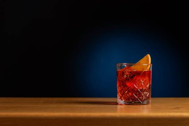 Kokteyl cazibesi: Kopya alanı olan bir bar masasında klasik negroni kokteyli