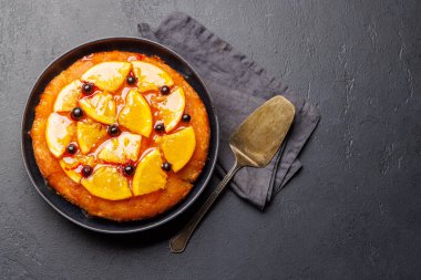 Portakal dilimleri ve dutlu tatlı pasta. Kopyalama alanı olan düz