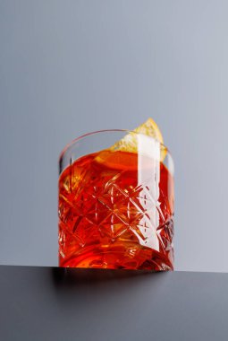 Kokteyl zevki: Kopya alanı olan gri bir arkaplana karşı klasik negroni