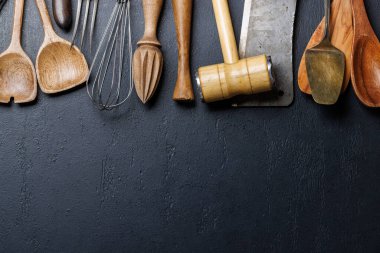 Mutfak malzemeleri: taş masadaki çeşitli mutfak aletleri. Kopyalama alanı olan düz