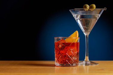 Kokteyl cazibesi: İçecekler fotokopi alanı olan bir bar masasında güzelce düzenlenmiştir