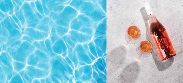 Güneşli Bir Günde Havuz Kenarında Gül Şarabı Tazelemek Mükemmel Bir — Stok fotoğraf