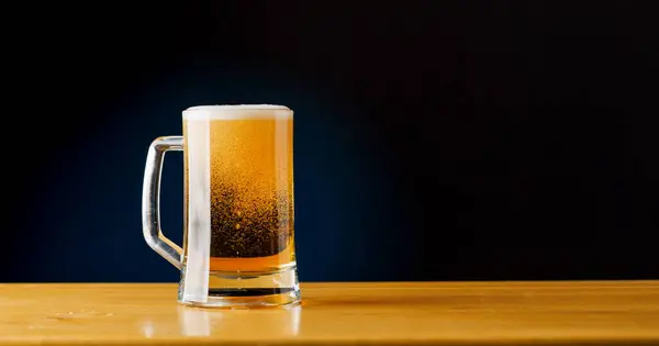 Pivo Baru Osvěžující Nápoj Dřevěném Stole Mezerou Pro Kopírování — Stock fotografie
