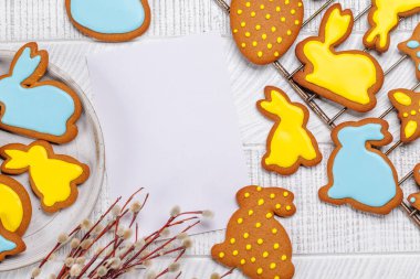 Paskalya tatlılığı: Şenlikli şekillerde tatlı zencefilli kurabiyeler. Kopya uzay kartı ile düz uzandı