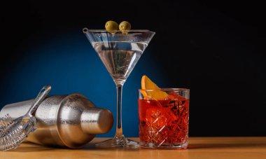 Kokteyl cazibesi: Kokteyl karıştırıcılı bir bar masasında güzelce düzenlenmiş içkiler