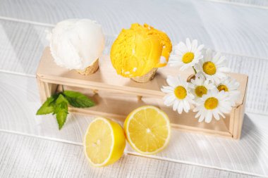 Dondurmayı waffle külahında taze limon aromalı ikramlarla donatmak.