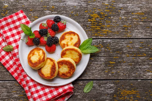 Taze böğürtlenli peynirli krep. Kopyalama alanı olan düz