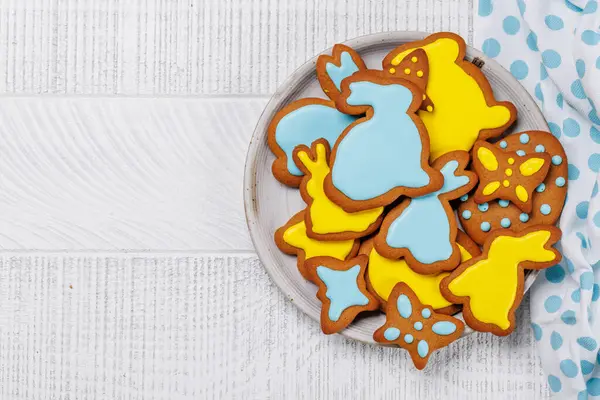 Paskalya tatlılığı: Şenlikli şekillerde tatlı zencefilli kurabiyeler. Kopyalama alanı olan düz