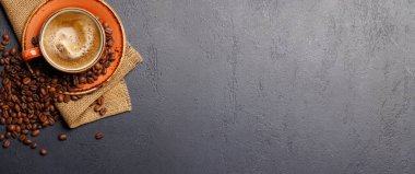 Kavrulmuş kahve çekirdeği ve espresso fincanı. Kopyalama alanı olan düz