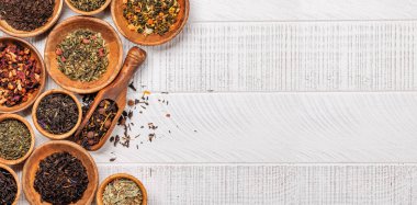 Tahta kaselere yerleştirilmiş çeşitli çaylardan oluşan bir koleksiyon. Kopyalama alanı olan düz