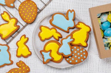 Paskalya tatlılığı: Şenlikli şekillerde tatlı zencefilli kurabiyeler. Düz yatıyordu