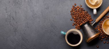 Kavrulmuş kahve çekirdeği ve espresso fincanı. Kopyalama alanı olan düz