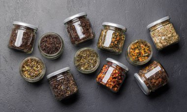 Çay saatleri, çeşitli kuru çay yaprakları. Düz yatıyordu