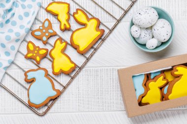 Paskalya tatlılığı: Şenlikli şekillerde tatlı zencefilli kurabiyeler. Düz yatıyordu