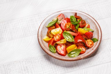 Taze fesleğen ve zeytinyağlı domates salatası. Kopyalama alanı ile