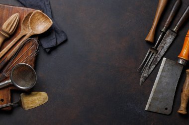 Mutfak malzemeleri: taş masadaki çeşitli mutfak aletleri. Kopyalama alanı olan düz