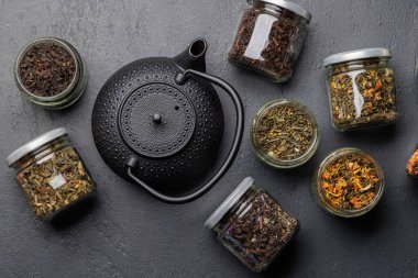 Çay saatleri, çeşitli kuru çay yaprakları. Düz yatıyordu