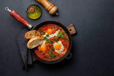 Tavada nefis shakshuka kahvaltısı. Kopyalama alanı olan düz