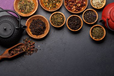 Tahta kaselere yerleştirilmiş çeşitli çaylardan oluşan bir koleksiyon. Kopyalama alanı olan düz