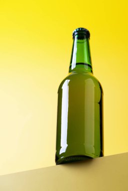 Bira mutluluğu: Fotokopi alanı olan canlı sarı bir arkaplan üzerine bira tazeleniyor