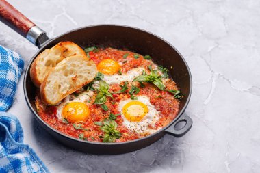 Lezzetli shakshuka kahvaltısı kızartma tavasında