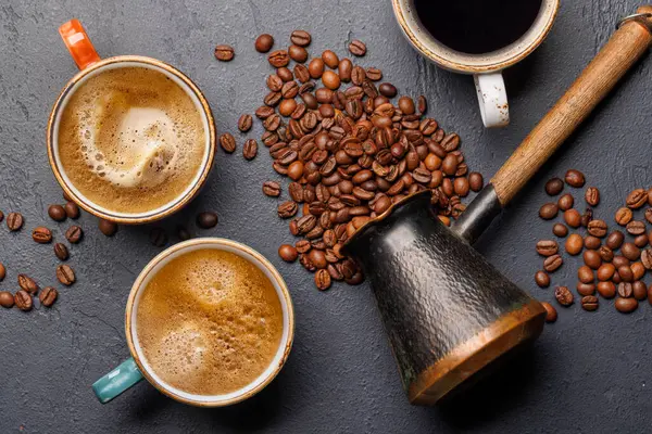 Geröstete Kaffeebohnen Und Verschiedene Espresso Tassen Flache Lage — Stockfoto